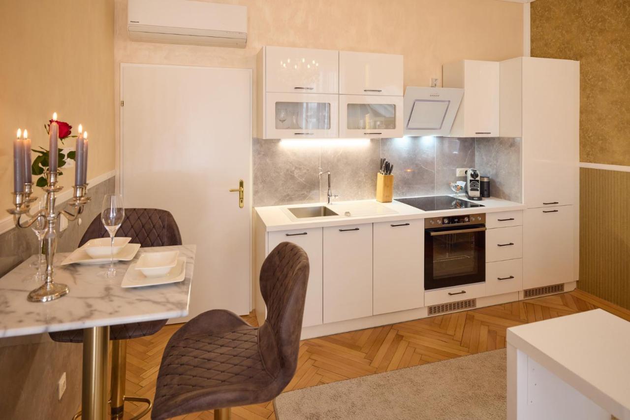 Sophies Place Augarten - Imperial Lifestyle City Apartments Vienna Parking Esterno foto