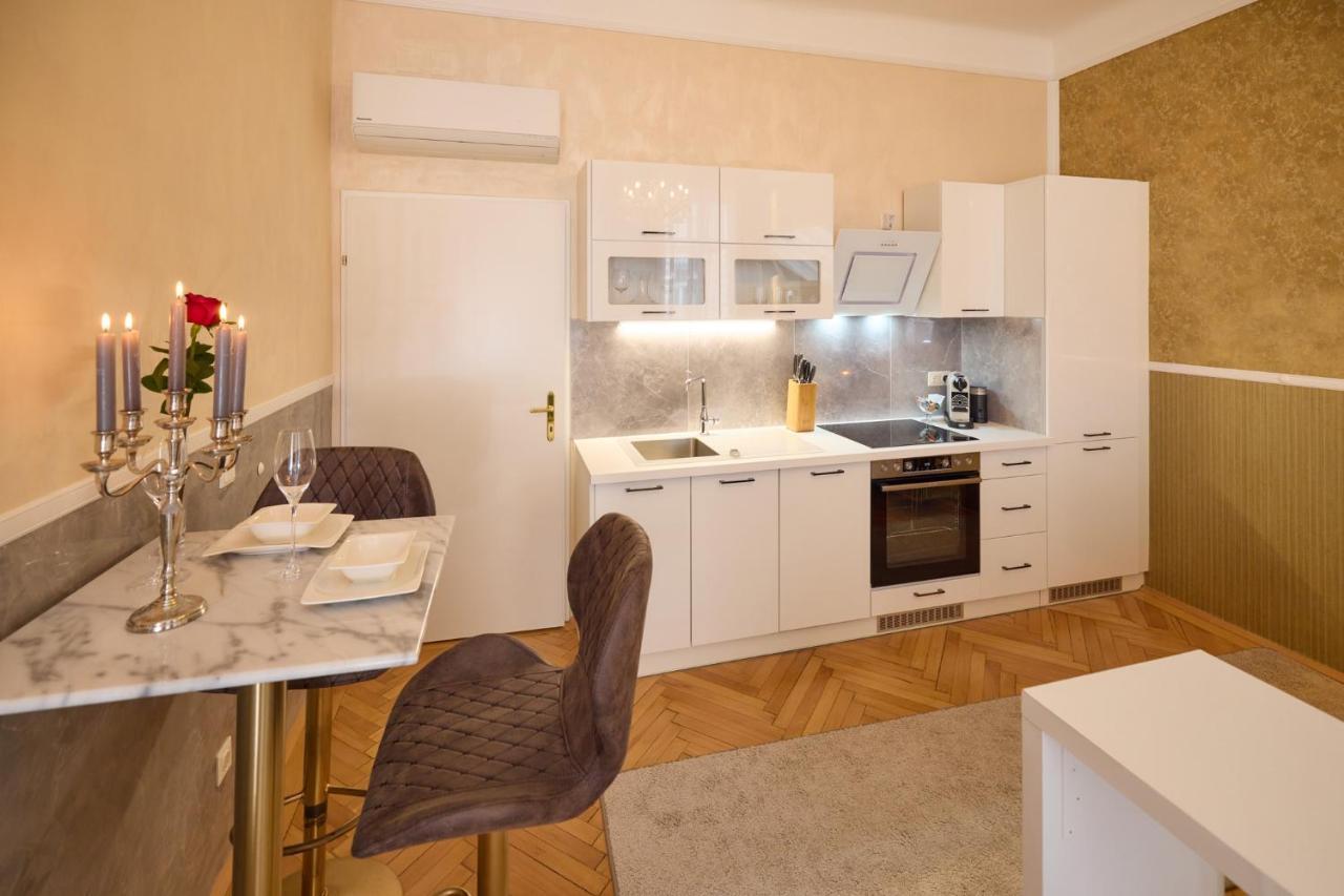Sophies Place Augarten - Imperial Lifestyle City Apartments Vienna Parking Esterno foto